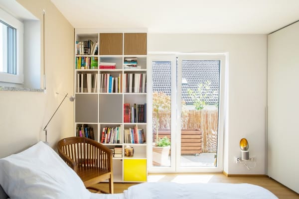 Wohntrends 2026: ein kleines, helles Interieur mit Blick auf eine Terrasse