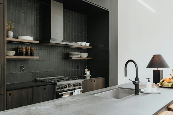 cocina minimalista moderna. decoracion minimal vs. maximalista. 