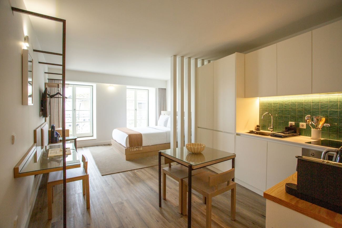 Studio apartment decor, studio apartment with white kitchen and bedroom