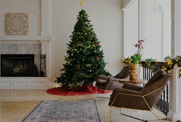 Weihnachtsdeko-Ideen : festliches interior mit weihnachtsbaum
