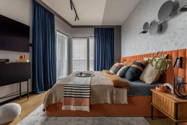 modernes Schlafzimmer mit Fernseher