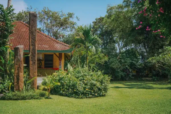plantas para jardim, jardim de casa litorânea com plantas tropicais